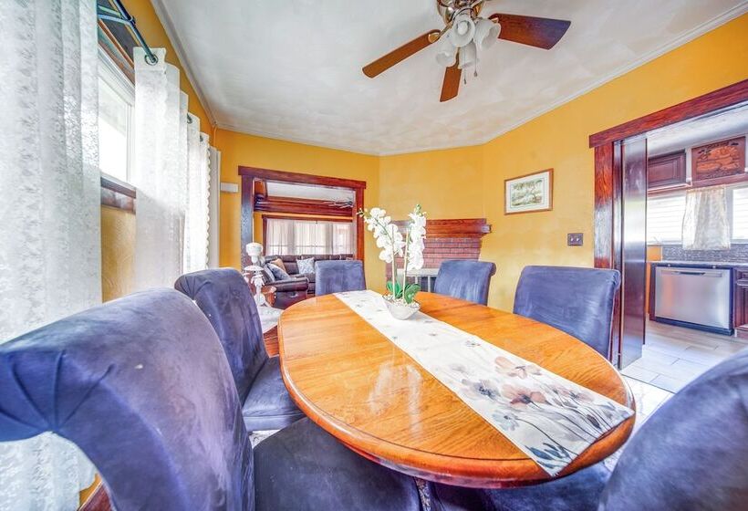 Family Friendly Home: Walk To Lake Erie!