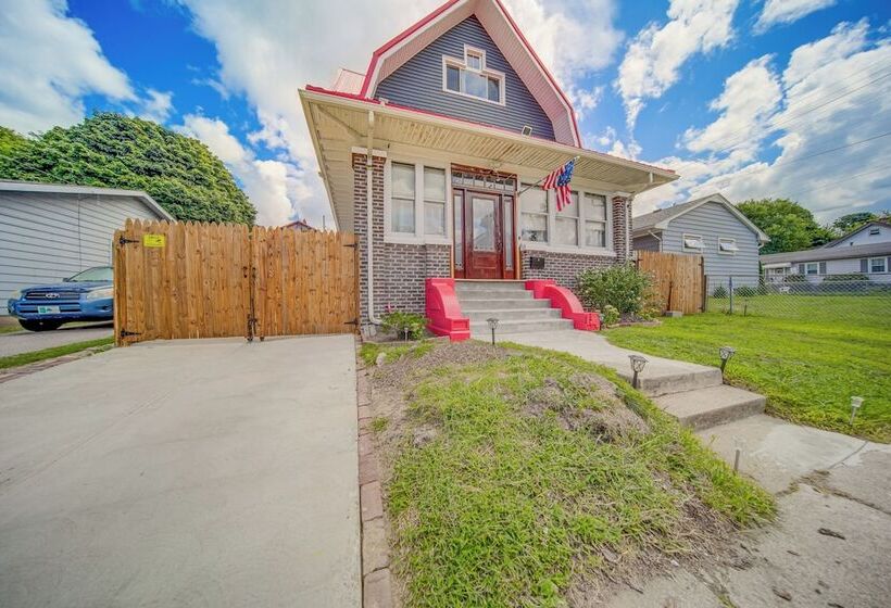 Family Friendly Home: Walk To Lake Erie!