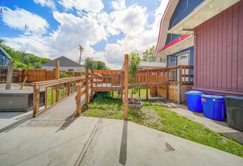 Family Friendly Home: Walk To Lake Erie!