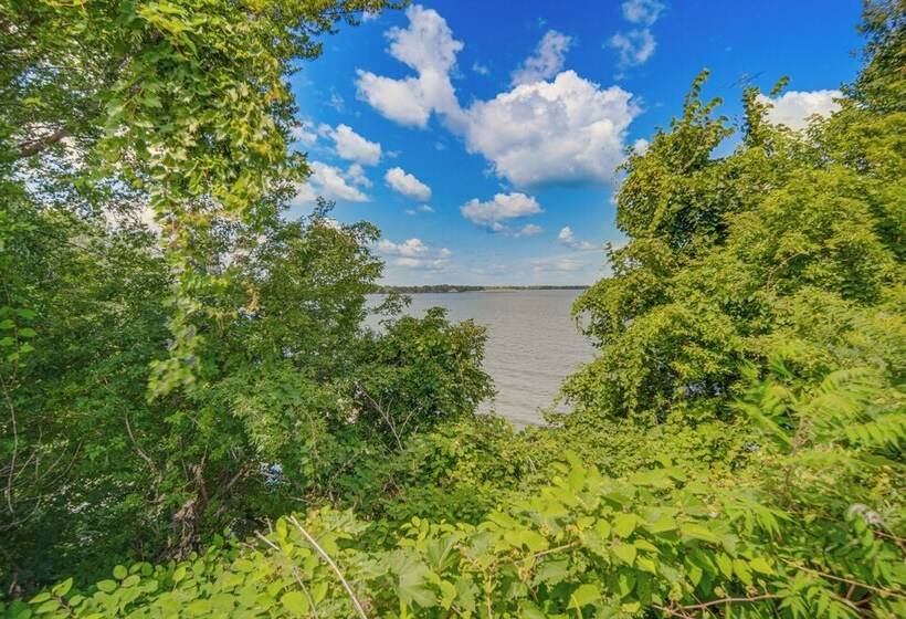 Family Friendly Home: Walk To Lake Erie!