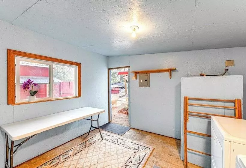 Grants Pass Cottage ~ 8 Mi To Rogue River!