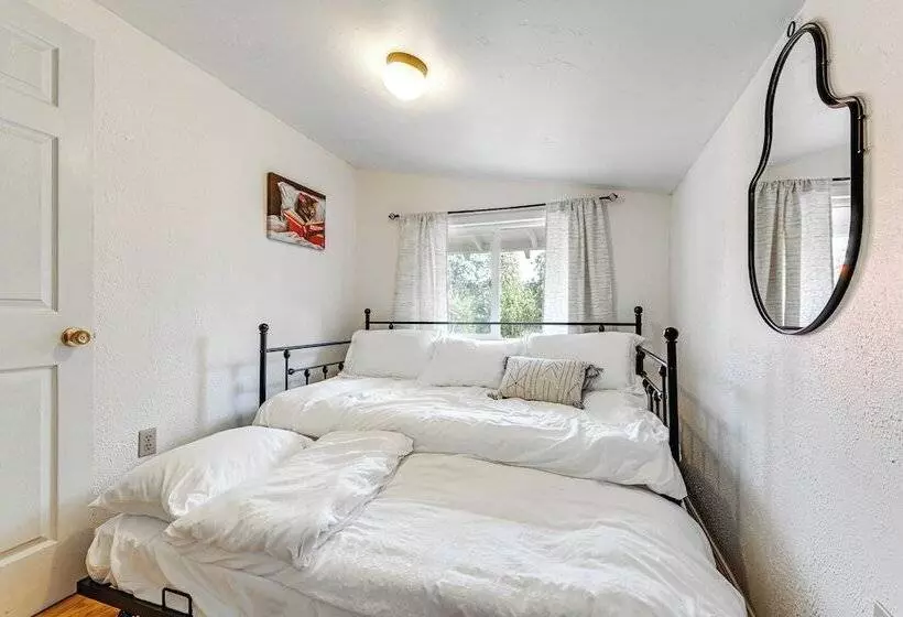 Grants Pass Cottage ~ 8 Mi To Rogue River!