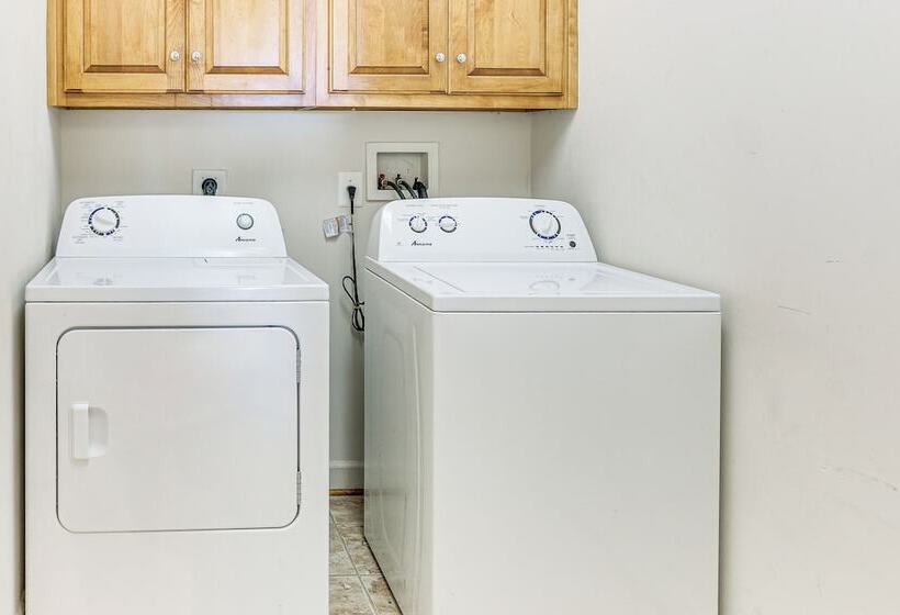 Huge Hagerstown Home W/ Deck ~ 4 Mi To Downtown!