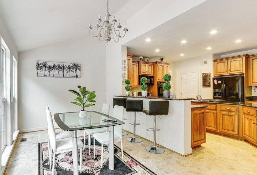 Huge Hagerstown Home W/ Deck ~ 4 Mi To Downtown!