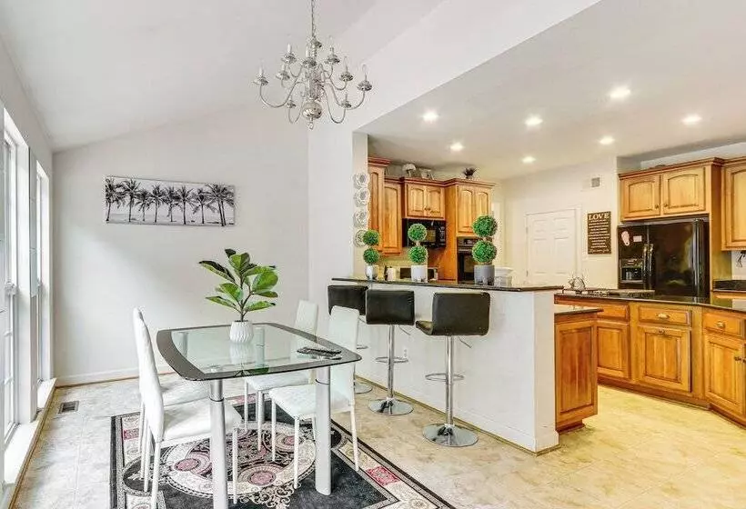 Huge Hagerstown Home W/ Deck ~ 4 Mi To Downtown!