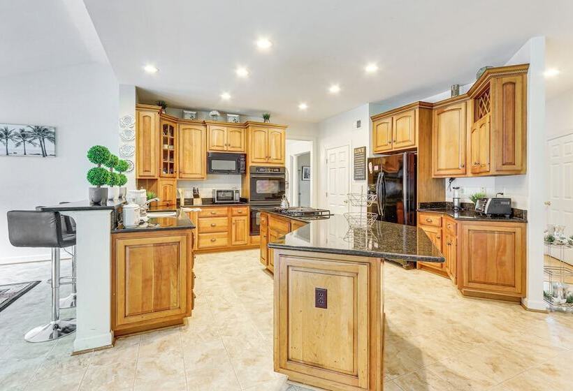 Huge Hagerstown Home W/ Deck ~ 4 Mi To Downtown!