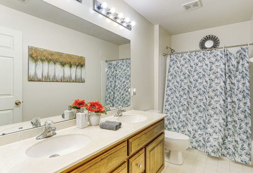 Huge Hagerstown Home W/ Deck ~ 4 Mi To Downtown!