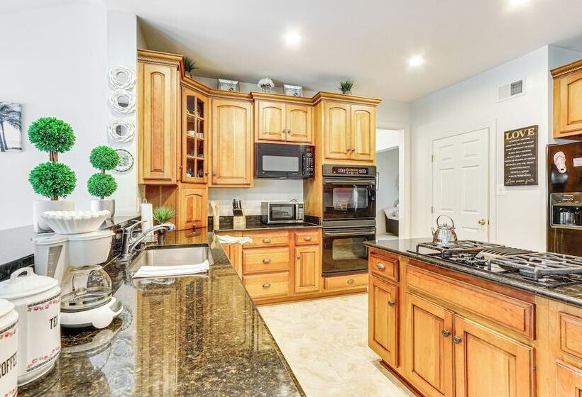 Huge Hagerstown Home W/ Deck ~ 4 Mi To Downtown!