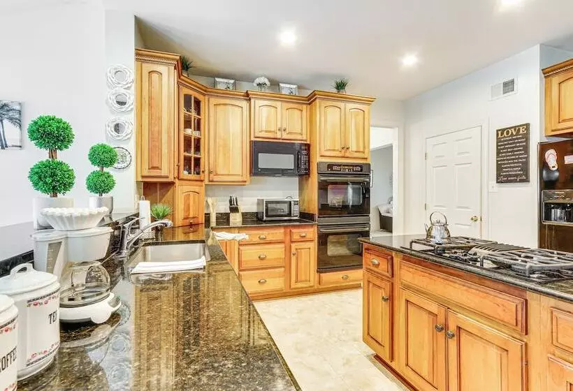 Huge Hagerstown Home W/ Deck ~ 4 Mi To Downtown!