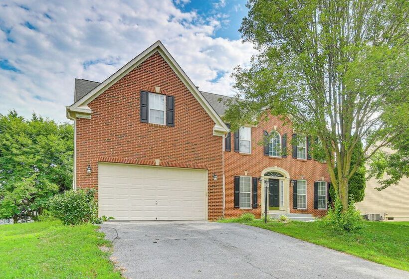 Huge Hagerstown Home W/ Deck ~ 4 Mi To Downtown!