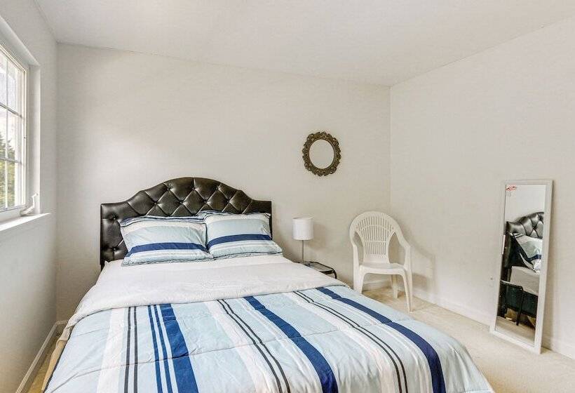 Huge Hagerstown Home W/ Deck ~ 4 Mi To Downtown!