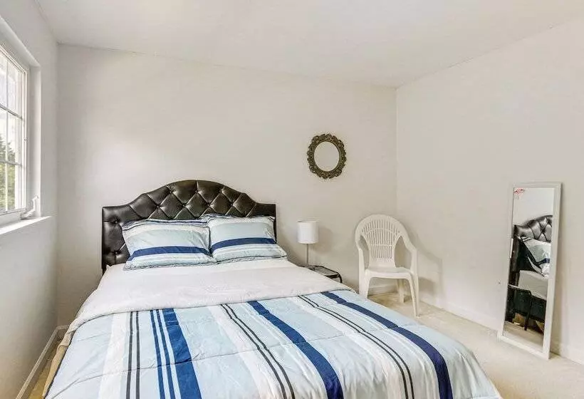 Huge Hagerstown Home W/ Deck ~ 4 Mi To Downtown!