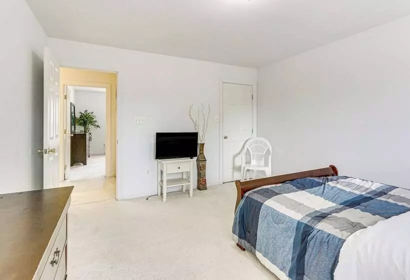 Huge Hagerstown Home W/ Deck ~ 4 Mi To Downtown!