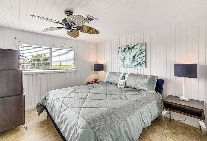 Sunset Views & Large Deck: Home In Crystal Beach!