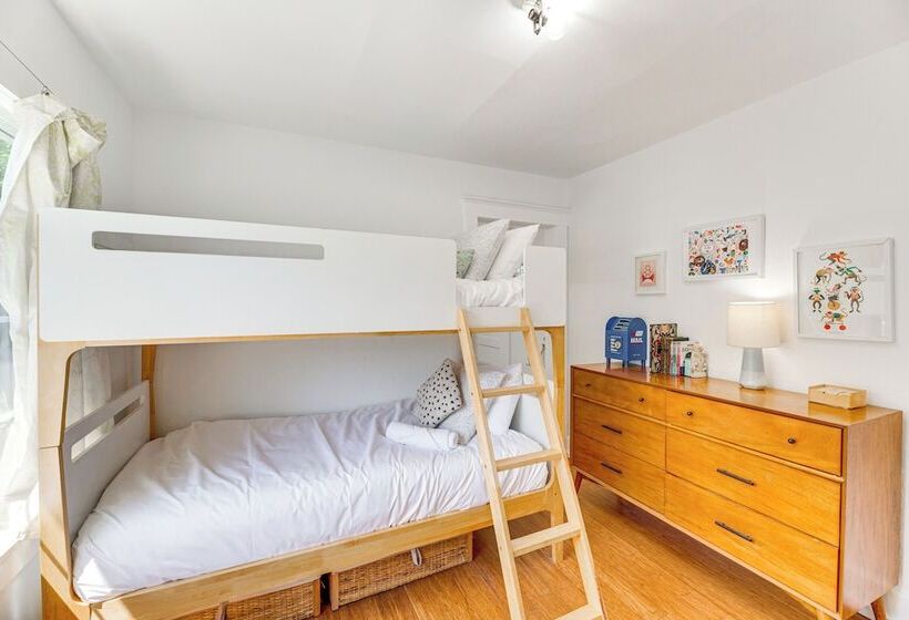 Bright & Mod Bungalow: 2 Mi To Downtown La!