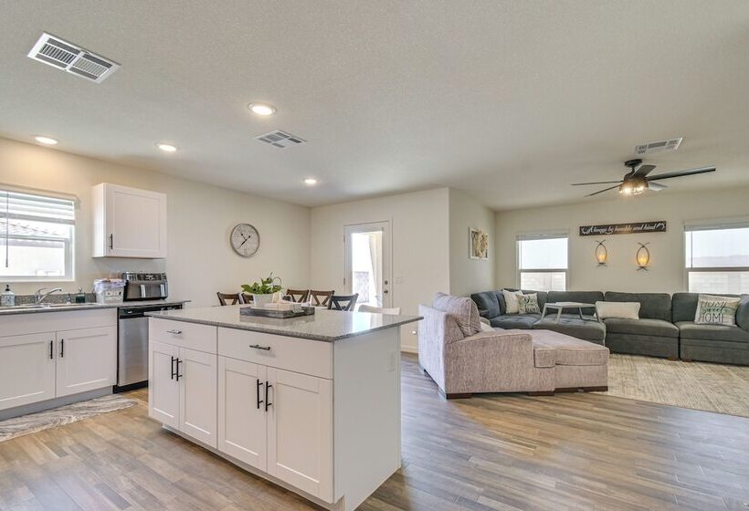 1 Mi To Golf Course: Bright Mohave Valley Home