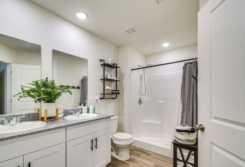 1 Mi To Golf Course: Bright Mohave Valley Home