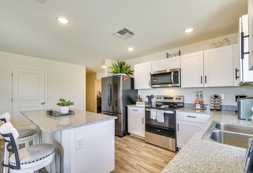 1 Mi To Golf Course: Bright Mohave Valley Home