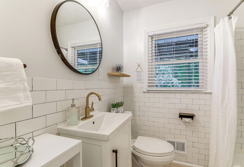 Chamblee Home W/ Fireplace Near Hospitals