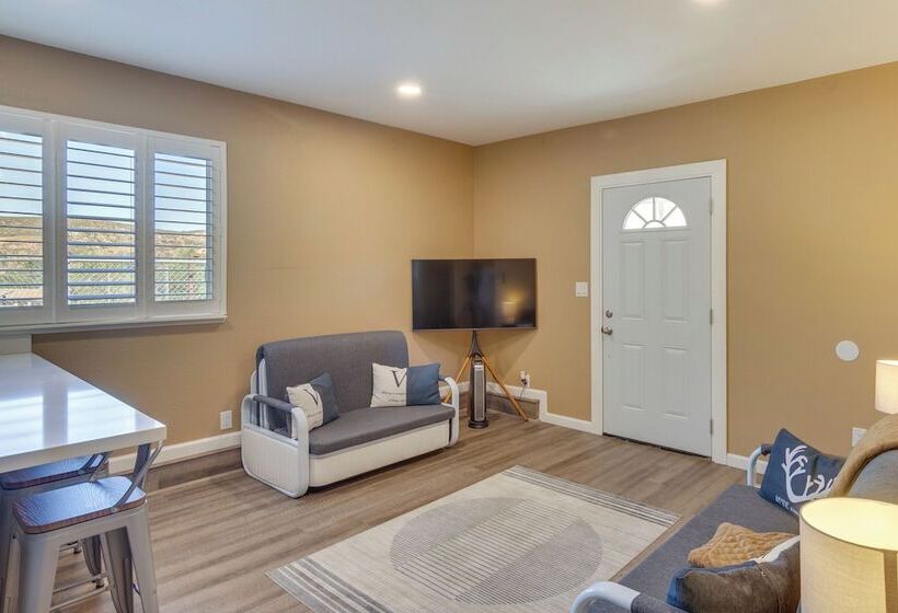 Cozy Santa Clarita Cottage Near Parks & Trails!