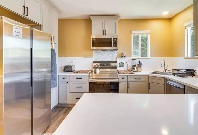 Cozy Santa Clarita Cottage Near Parks & Trails!