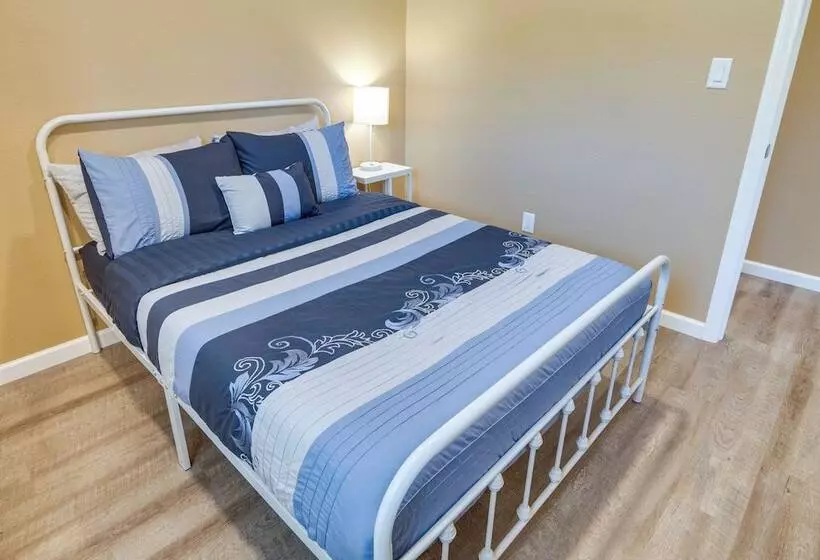 Cozy Santa Clarita Cottage Near Parks & Trails!