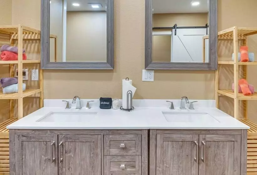 Cozy Santa Clarita Cottage Near Parks & Trails!