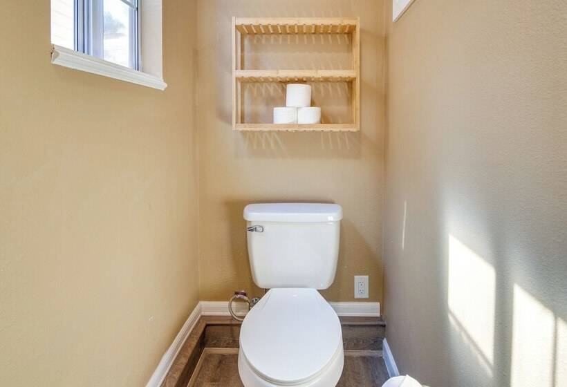 Cozy Santa Clarita Cottage Near Parks & Trails!