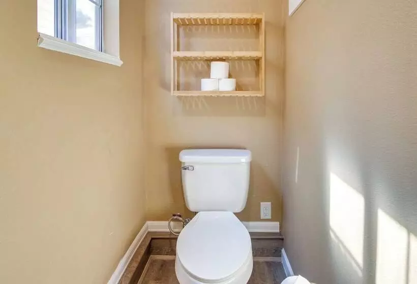 Cozy Santa Clarita Cottage Near Parks & Trails!