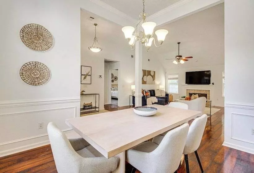 Pet Friendly Savannah Home W/ Cozy Fireplace!