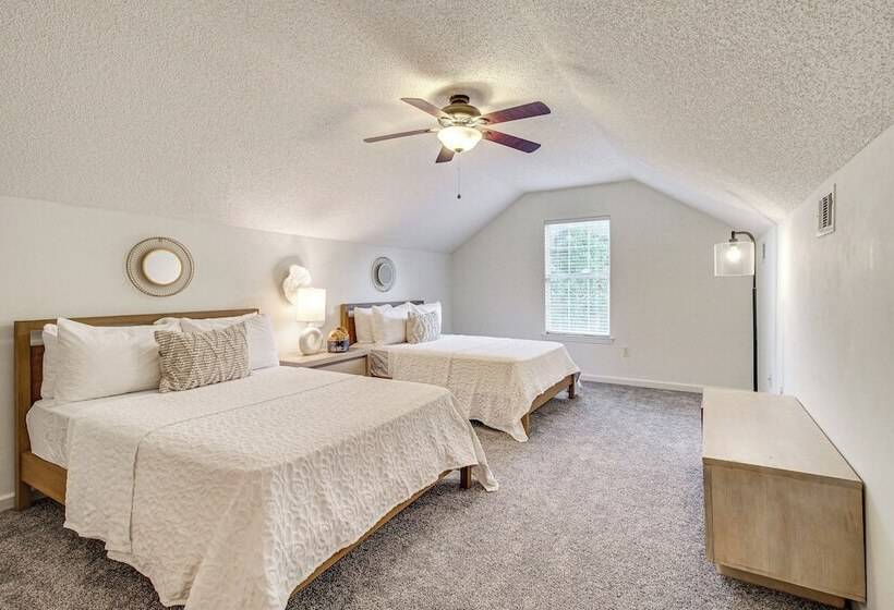 Pet Friendly Savannah Home W/ Cozy Fireplace!