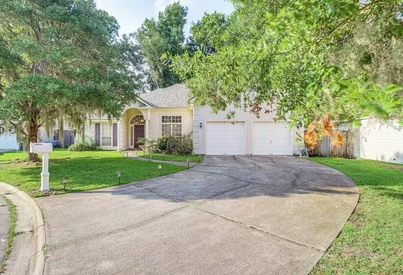 Pet Friendly Savannah Home W/ Cozy Fireplace!
