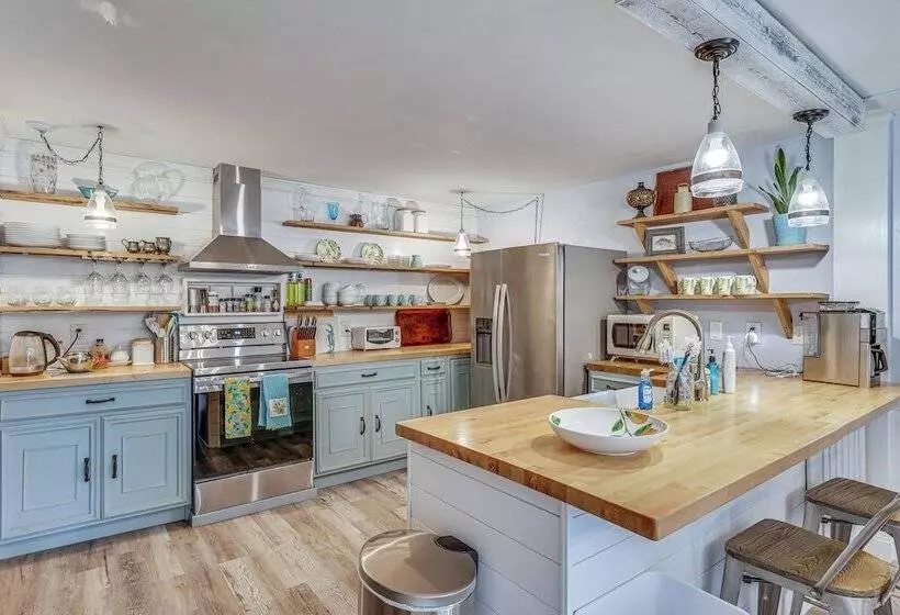 Quintessential New England Home W/ Patio & Grill!