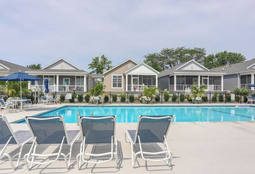 Lakeside Marblehead Home W/ Screened Patio!