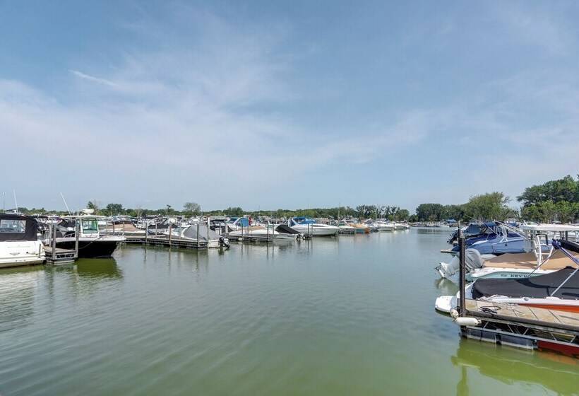 Lakeside Marblehead Home W/ Screened Patio!