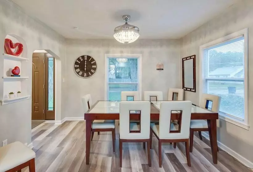 Urbandale Oasis: Game Room, Patio, Grill & More!