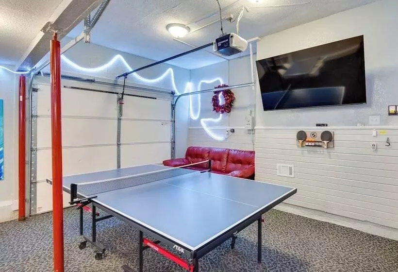 Urbandale Oasis: Game Room, Patio, Grill & More!
