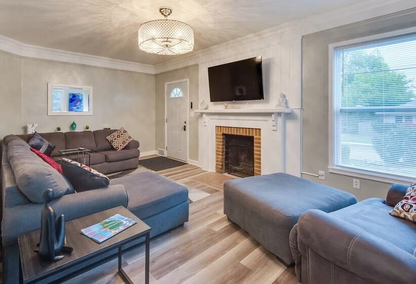 Urbandale Oasis: Game Room, Patio, Grill & More!