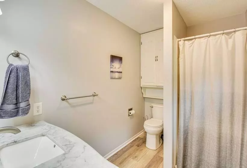 West Union Home W/ Saltwater Pool On 2 Acres!