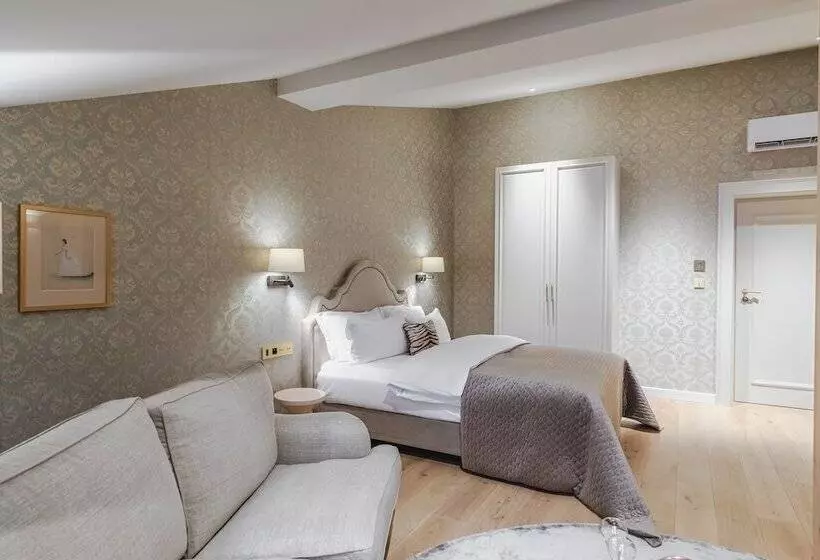 Unicus Palace Old Town   Destigo Hotels