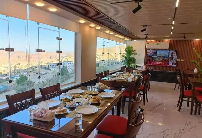 هاستل Petra Crystal