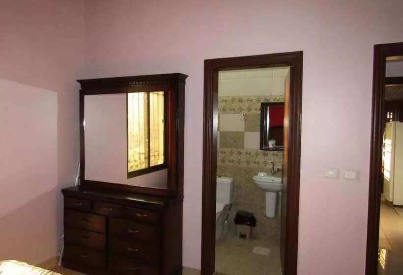 هاستل Petra Crystal