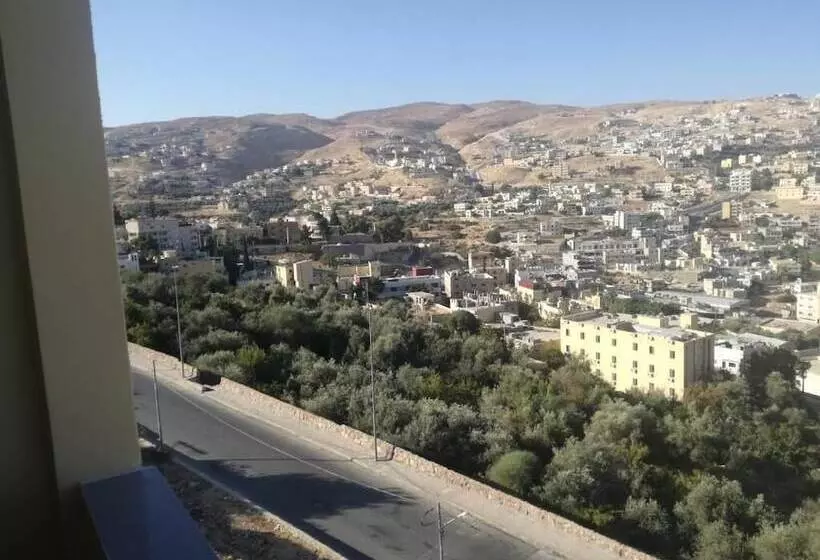 هاستل Petra Crystal