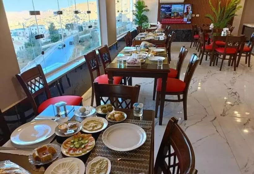 هاستل Petra Crystal