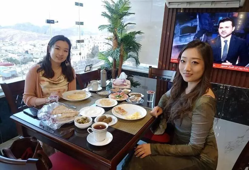 هاستل Petra Crystal