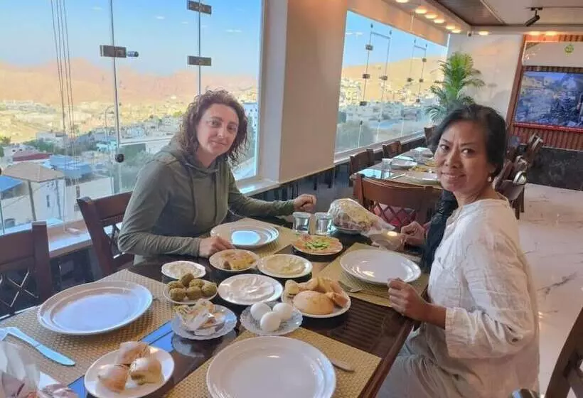 هاستل Petra Crystal