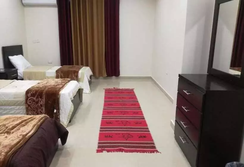 هاستل Petra Crystal