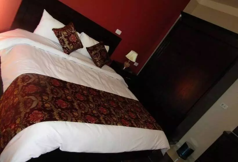 هاستل Petra Crystal