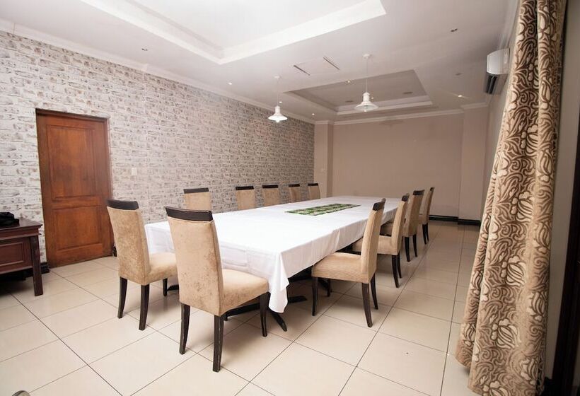 هتل The Royal Solwezi