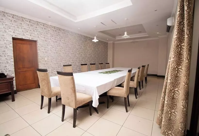 هتل The Royal Solwezi